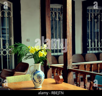 Gelb Bouquet von narziss in der retro Innenraum Stockfoto