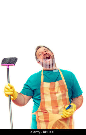 Emotionale bärtiger Mann mit einem Besen. Auf weiß isoliert. Stockfoto