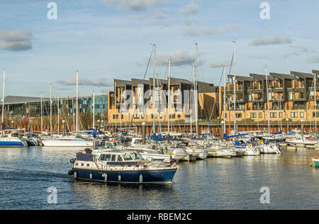 Der Fluss Ely in Cardiff Bay kommen, gesäumt mit Apartments und voller Sportboote im neu gebauten Marinas, South Wales Stockfoto