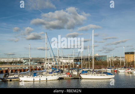 Der Fluss Ely in Cardiff Bay kommen, gesäumt mit Apartments und voller Sportboote im neu gebauten Marinas, South Wales Stockfoto