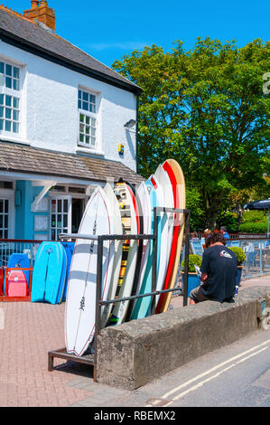 Surfbretter für den Verkauf oder die außerhalb der Shop im Feriendorf Croyde, Devon, Südwest-England, UK mieten Stockfoto