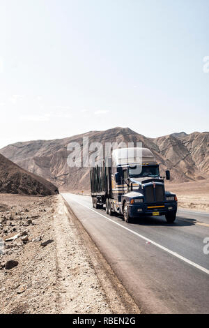 Lkw Fahren auf Panamerican Highway. Huarney, Abteilung Ancash, Peru. Stockfoto