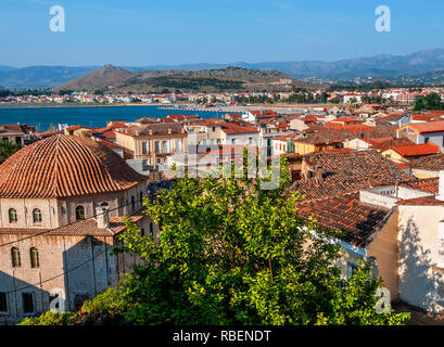 High Aspect Blick über die Dächer der Stadt Nafplion Nafplio oder auf den Argolischen Golf, Peloponnes, Griechenland Stockfoto