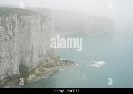 Kreidefelsen von Etretat im Nebel, Côte d'Albâtre, Haute-Normandie, Frankreich Stockfoto