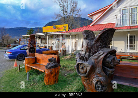 Holzschnitzereien, glücklich Prospector store, Harrison Hot Springs, British Columbia, Kanada Stockfoto