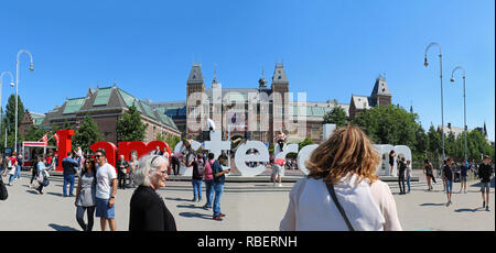 AMSTERDAM, NIEDERLANDE - 15 Mai, 2018: Der berühmte Ich Amsterdam anmelden Museumplein Platz vor dem Rijksmuseum mit großen Buchstaben Stockfoto