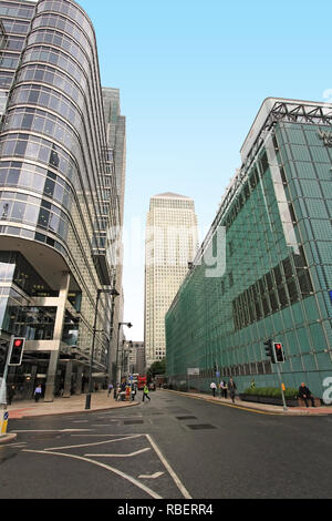 LONDON, GROSSBRITANNIEN, 12. AUGUST 2008: Canary Wharf London Financial District street view aus Kanada Platz mit hohes modernes Gebäude gesehen, Stockfoto