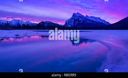 Spektakuläre Dämmerlicht, Mount Rundle, Banff Nationalpark, Alberta, Kanada Stockfoto