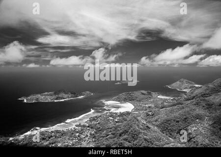 Schwarz und Weiß, Morne Blanc, mit seiner Schere Felswand, ist der berühmteste Berg auf der Insel Mahe. Stockfoto