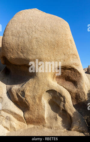 Besucher letzten Skull Rock im Joshua Tree National Park, Kalifornien, USA. Stockfoto