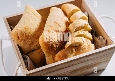 Glutenfreies Brot. Gesundes Essen. Glutenfreie Stück Brot aus Weizen in einem hölzernen Korb. Stockfoto