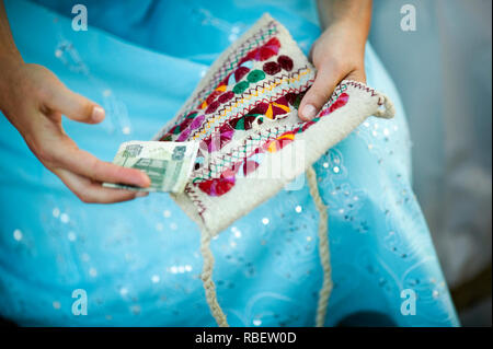 Nahaufnahme eines womans Hand, die eine neue Geld. Stockfoto