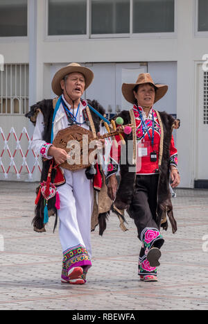 Chinesische Straßenkünstler auf traditionelle Musik instrumente Stockfoto