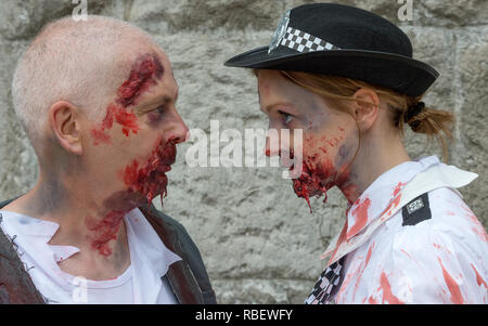 Die Teilnehmer in vollem Make-up und Kostüm an der Birmingham Zombie Walk - 18. Juni 2016, Birmingham, England Stockfoto