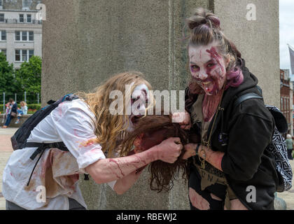 Die Teilnehmer in vollem Make-up und Kostüm an der Birmingham Zombie Walk - 18. Juni 2016, Birmingham, England Stockfoto