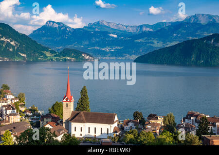 Pfarrei Kirche St. Maria und das Dorf Weggis mit Blick auf den Vierwaldstättersee, Schweiz Stockfoto