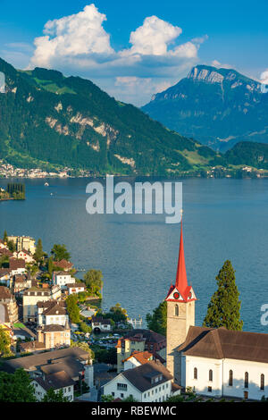 Pfarrei Kirche St. Maria und das Dorf Weggis mit Blick auf den Vierwaldstättersee, Schweiz Stockfoto