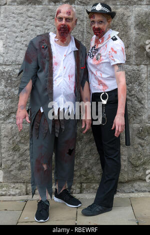 Die Teilnehmer in vollem Make-up und Kostüm an der Birmingham Zombie Walk - 18. Juni 2016, Birmingham, England Stockfoto