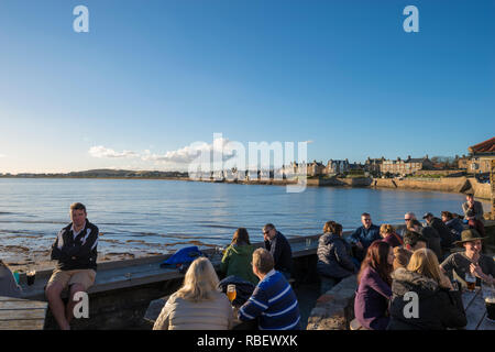 Am Nachmittag Getränke auf dem Schiff Gasthaus Biergarten in Elie, Fife, Schottland, Großbritannien Stockfoto