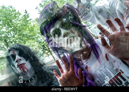 Teilnehmer in vollem Make-up und Kostüm an der Birmingham Zombie Walk - 18. Juni 2016, Birmingham, England Stockfoto