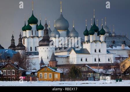 Winter Blick auf mittelalterliche der Kreml in Rostow die Große in Jaroslawl Region, Russland als Teil der berühmten touristischen Route Der Goldene Ring Stockfoto