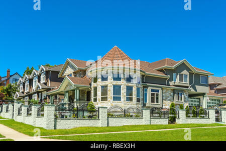 High end Custom built Luxus haus mit Rundbau, in einem Wohnviertel auf blauen Himmel Hintergrund Stockfoto