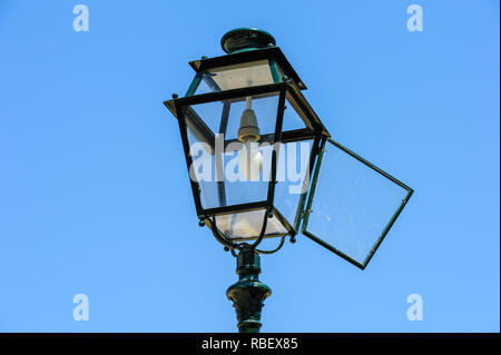 Alte vintage Laterne vor blauem Himmel isoliert Stockfoto