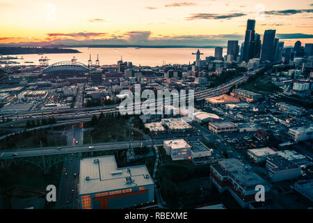 Hohe Helikopter Perspektive über Downtown urban cityscape Stockfoto