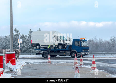 Gebrochene Auto auf Abschleppwagen nach Verkehrsunfall. Auto transportiert auf einer Evakuierung Abschleppwagen auf der Autobahn Stockfoto