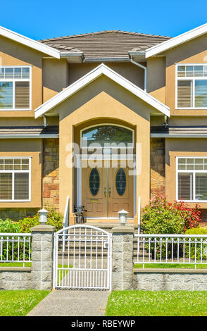 Fragment der Neue luxuriöse Haus in einem Vorort von Vancouver, Kanada. Stockfoto