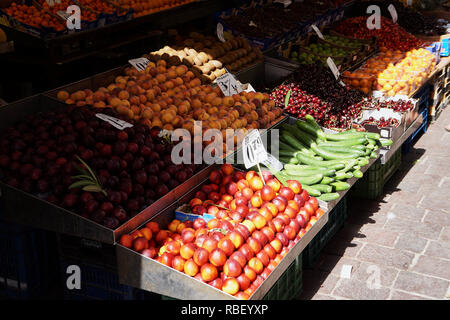 Frutis und Gemüse auf einem Markt am Sonntag in Athen, Griechenland. Stockfoto