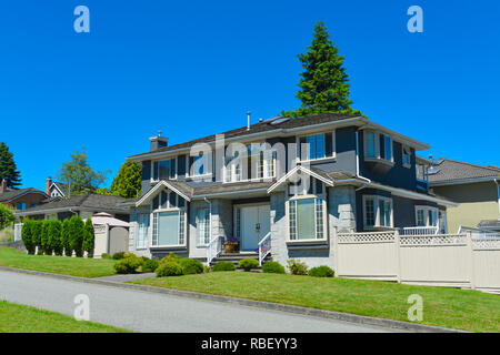 Big Family House in Vorort von Vancouver am blauen Himmel Hintergrund. Stockfoto