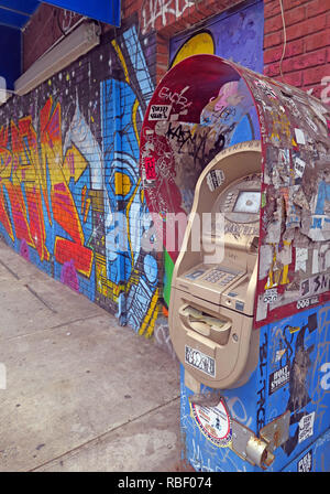 Geld und Kunst, ATM bei East 7th Street, East Village, Manhattan, New York, NY, USA Stockfoto