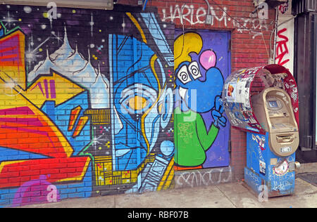 Geld und Kunst, ATM bei East 7th Street, East Village, Manhattan, New York, NY, USA Stockfoto