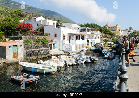 Boote im Hafen von Lipari auf der Äolischen Inseln. Sizilien, Italien Stockfoto
