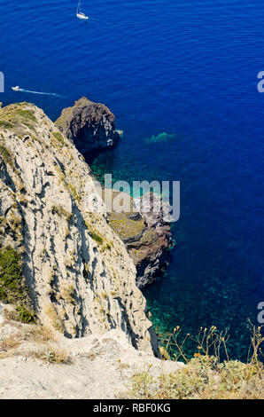 Luftaufnahme des Meer von Punta Perciato, Pollara, Salina. Felsige Küstenlinie, Äolischen Inseln, Sizilien, Italien. Stockfoto
