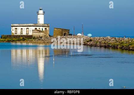 Der Leuchtturm von Punta Lingua über einem Teich auf der Insel Salina in der Äolischen Inseln, Sizilien, Italien Stockfoto