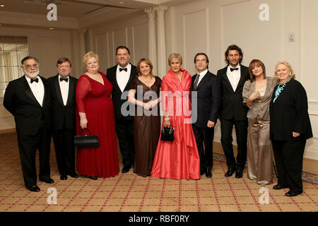 NEW YORK, NY - 17. April: (L-R) Regisseur Francis Ford Coppola, Sir Andrew Davis, Stephanie Blythe, bass-baritone Bryn Terfel, Sopranistin Patricia Racette, Sopran Dame Kiri Te Kanawa, Dirigent Riccardo Muti und Tenor Jonas Kaufmann, Patti Lupone und Barbara Koch das 6. jährliche Opera News Auszeichnungen auf der Plaza Hotel am 17. April 2011 in New York City besuchen. (Foto von Steve Mack/S.D. Mack Bilder) Stockfoto