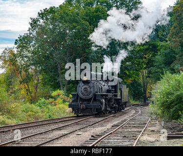 Einen erholsamen sonnigen Herbst Nachmittag Fahrt mit der Dampfeisenbahn mit Motor Nr. 40 entlang des Connecticut River. Deep River, Connecticut, USA. Essex Steam Train. Schienen Stockfoto