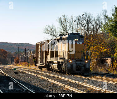 Diesel-Motor bewegt Güterwagen um die Werft in Palmer, MA, USA Stockfoto