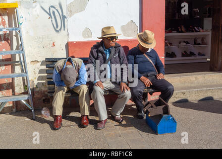 Ältere Männer auf einer Bank, San Cristobal de las Casas, Chiapas, Mexiko Stockfoto