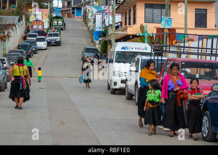 Die Menschen vor Ort zu Fuß auf der Straße, San Juan Chamula, Chiapas, Mexiko. Stockfoto