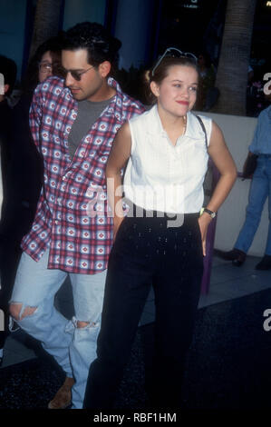 HOLLYWOOD, CA - 09. August: Schauspielerin Reese Witherspoon besucht feine Linie verfügt über'' unter Premiere Freunde am 9. August 1993 an die GCC-Hollywood Galaxy Theatre in Hollywood, Kalifornien. Foto von Barry King/Alamy Stock Foto Stockfoto