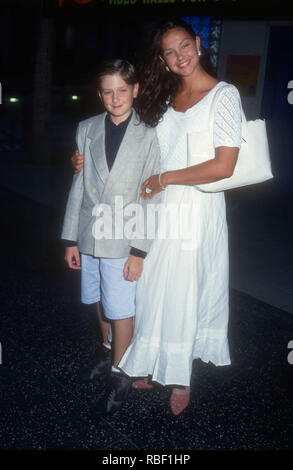 HOLLYWOOD, CA - 09. August: Schauspielerin Ashley Judd und godbrother Casey sorgen feine Linie verfügt über'' unter Premiere Freunde am 9. August 1993 an die GCC-Hollywood Galaxy Theatre in Hollywood, Kalifornien. Foto von Barry King/Alamy Stock Foto Stockfoto