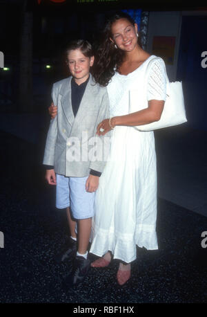 HOLLYWOOD, CA - 09. August: Schauspielerin Ashley Judd und godbrother Casey sorgen feine Linie verfügt über'' unter Premiere Freunde am 9. August 1993 an die GCC-Hollywood Galaxy Theatre in Hollywood, Kalifornien. Foto von Barry King/Alamy Stock Foto Stockfoto