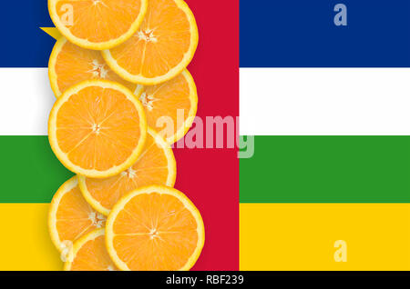 Zentralafrikanische Republik Flagge und vertikale Reihe von orange Zitrusfrüchten Schichten. Konzept der wachsenden sowie Import und Export von Zitrusfrüchten Stockfoto