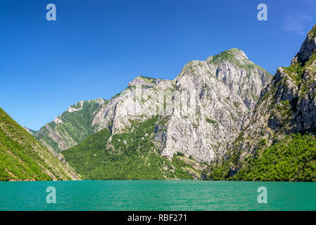 Schöne Sicht auf den See Koman und der Albanischen Alpen in der Nähe von Shkodra, Albanien Stockfoto