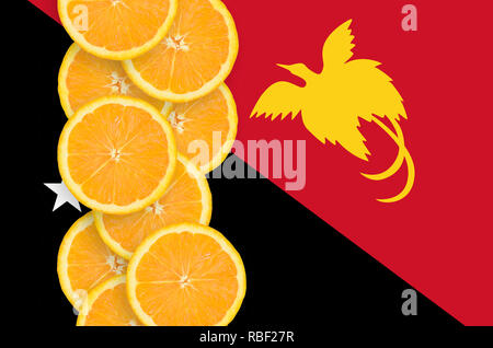 Papua Neu Guinea Flagge und vertikale Reihe von orange Zitrusfrüchten Schichten. Konzept der wachsenden sowie Import und Export von Zitrusfrüchten Stockfoto