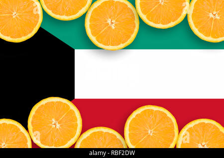 Kuwait Fahne in horizontalen Rahmen von Orange Zitrusfrüchten Schichten. Konzept der wachsenden sowie Import und Export von Zitrusfrüchten Stockfoto