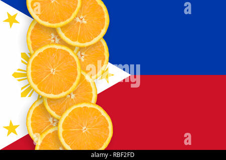 Philippinen Flagge und vertikale Reihe von orange Zitrusfrüchten Schichten. Konzept der wachsenden sowie Import und Export von Zitrusfrüchten Stockfoto